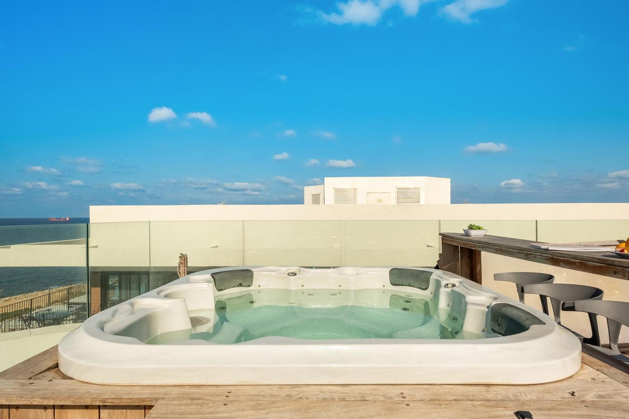 Penthouse 3Br + Roof Top + Parking - On The Beach ハイファ エクステリア 写真